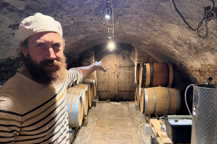 Jean-François Essler nella sua cantina in Jura